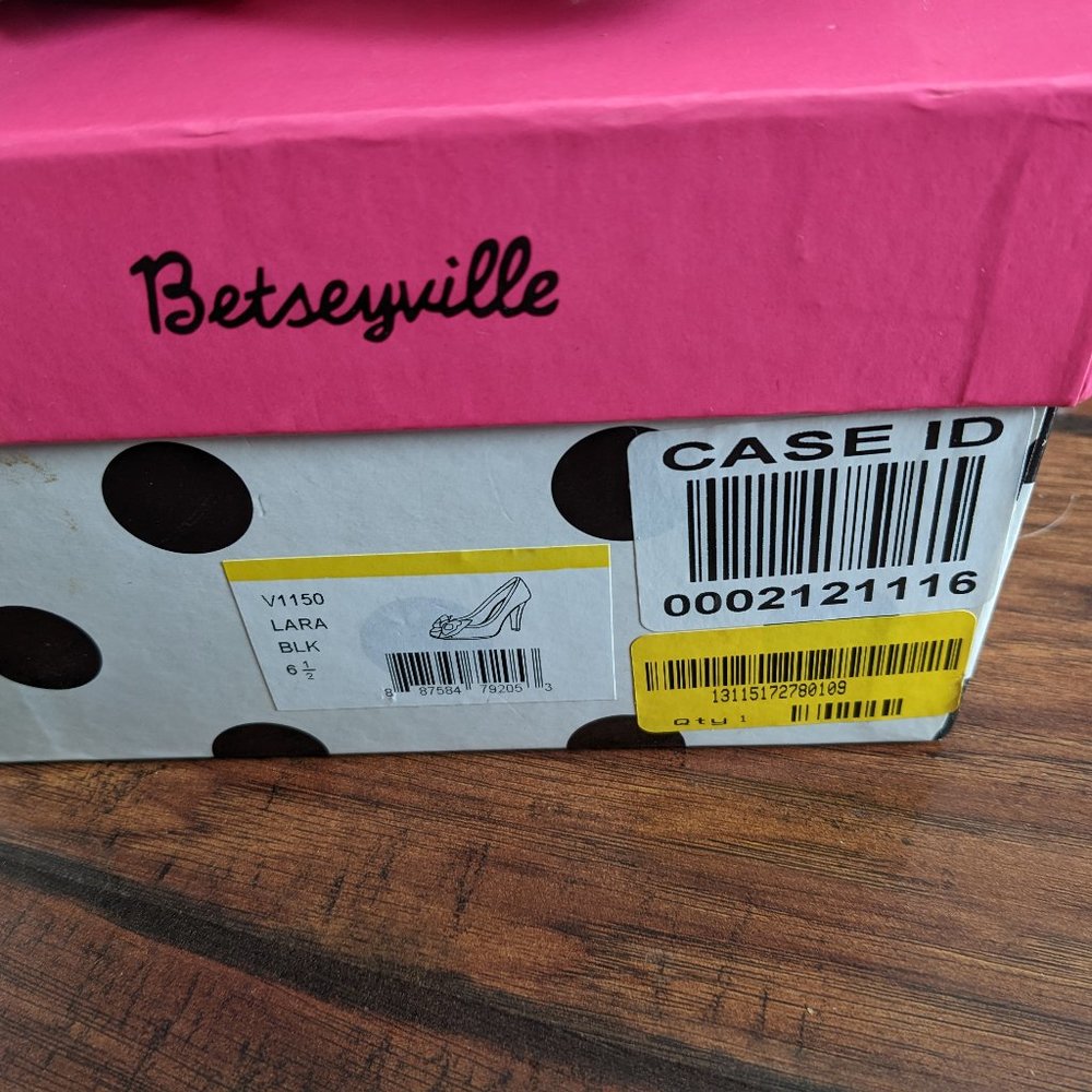 Betsey Johnson Betseyville Lara Retro Bow Pumps - Picture 8 of 8